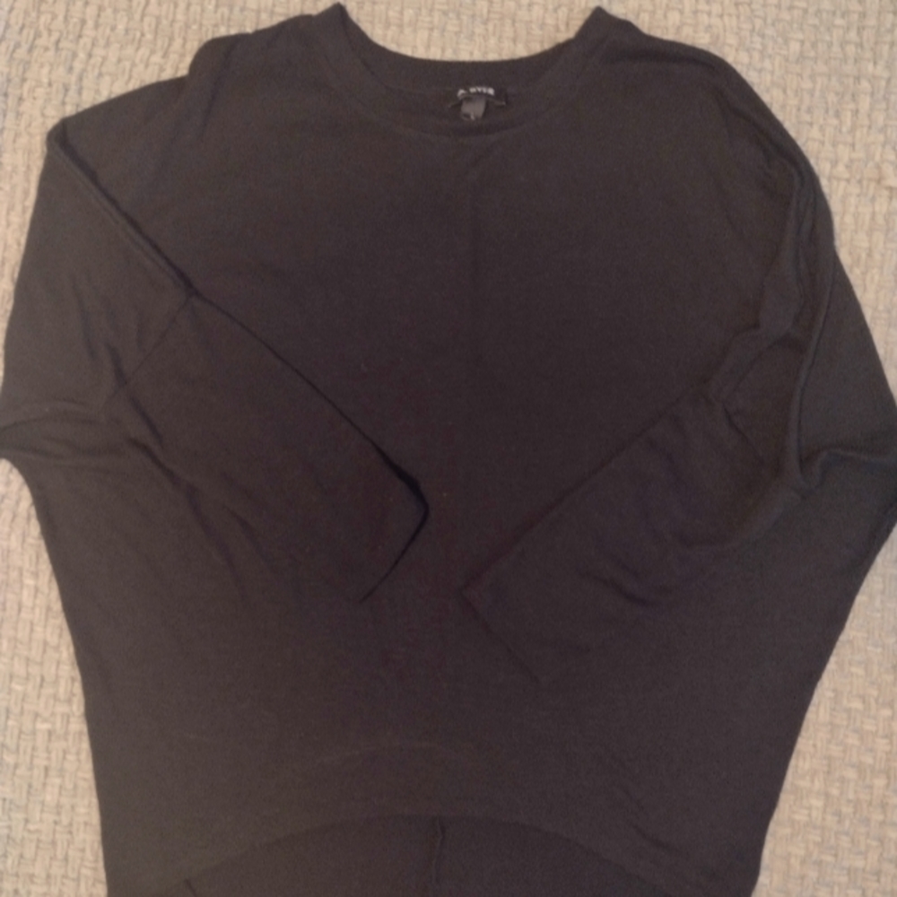 Very cute black fall top with 3 qtr inch sleeves that are fitted.